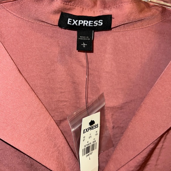 (L) EXPRESS Satin Tie Front Cropped Shirt - Picture 10 of 11